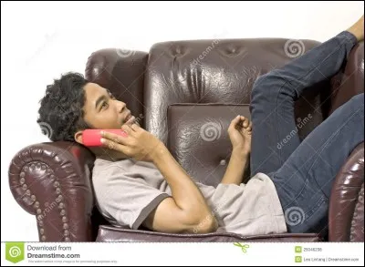 C'est le soir d'Halloween. Tu es seul(e) et tu lis un livre. Un(e) ami(e) à toi t'appelle et te demande si tu viens à la fête déguisée qui a lieu le soir même. Tu réponds :