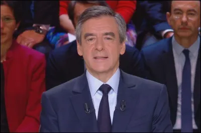 Quant à lui, toujours élégant, bien qu'il ait rendu les costumes !