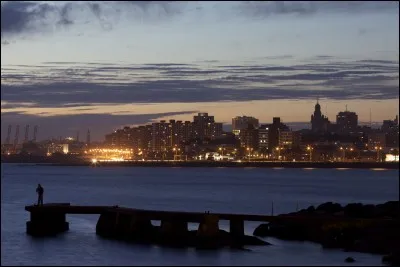 Laquelle de ces capitales d'Amérique du Sud est bordée par le Rio de la Plata ?