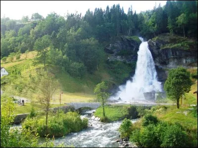 Quel Roi de France, qui occupa le trône entre 1380 et 1422, était surnommé "le Fou" car sujet à de régulières crises de démence ?