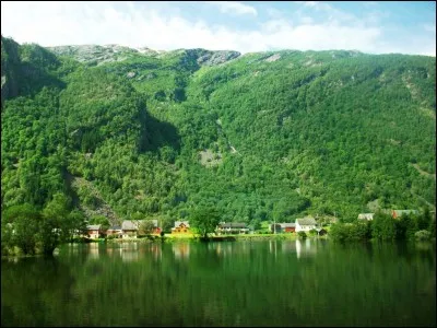 En 1509, quel écrivain et philosophe néerlandais publia en latin l'ouvrage satirique intitulé "L'Éloge de la Folie" ?