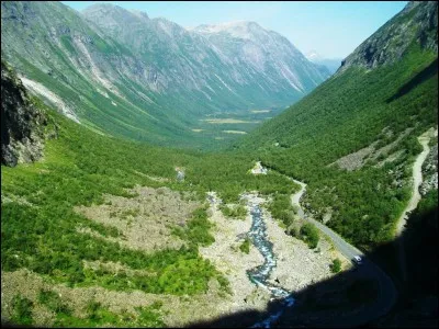 Dans le film "La Folie des Grandeurs", qui joue le rôle de Blaze, le valet de Don Salluste (incarné par Louis de Funès) ?