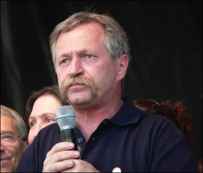 José Bové a été candidat indépendant à l'élection présidentielle. Il a obtenu 1,32 % des suffrages. En quelle année était-ce ?