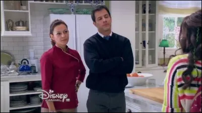 Qui sont Mónica et Miguel pour Luna ?