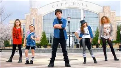 Comment s'appelle le garçon qui chante souvent avec les Haschak Sisters?