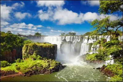 Quel pays visitez-vous si vous allez admirer les chutes d'Iguazu ?