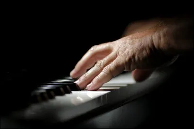 Qui a composé le célèbre concerto pour la main gauche ?