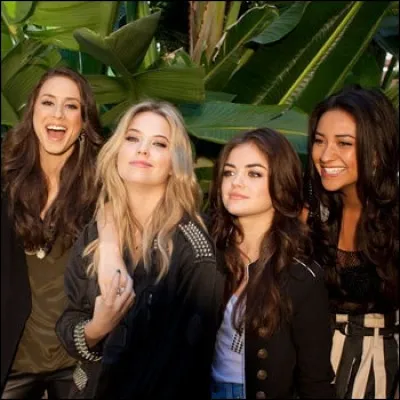 Je suis étudiante au lycée de Rosewood et je reçois de mystérieux messages signés  A, je suis ...