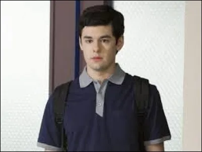 Avec qui Lucas veut-il sortir ?