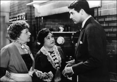 Ces TANTES, Abby et Martha, sont celles de Mortimer Brewster (Cary Grant), qui les adore bien qu'elles soient un peu spéciales, car carrément assassines. Quel est ce film ?