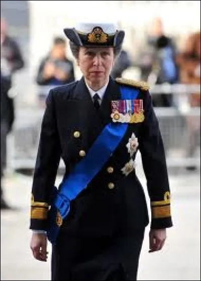 Cette TANTE est célèbre et forte, excellente cavalière. Elle est la tante de Harry et William d'Angleterre. Quel est son prénom ?