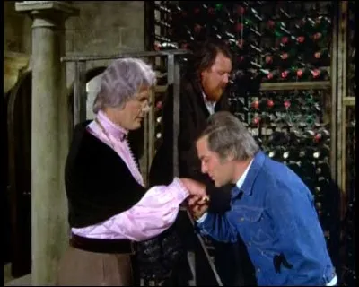 Cette TANTE est celle de Brett Sinclair (Amicalement vôtre, la série), écossaise et sourde, ce qui ne facilite pas ses échanges avec Danny Wilde. Quel est le prénom de cette tante peu moderne ?