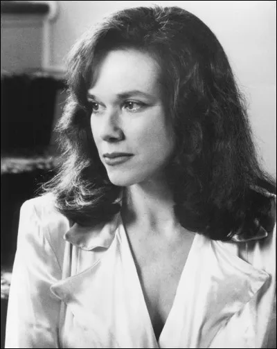Cette TANTE séductrice a le visage de l'actrice Barbara Hershey, dans le film charmant (avec Peter Falk et Keanu Reeves) tiré du roman du péruvien Mario Vargas Llosa. Quel prénom porte-t-elle ?