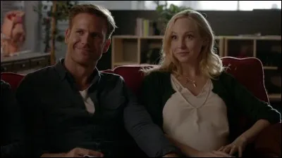 Dans quelle ville Caroline et Alaric sont-ils partis s'installer avec les jumelles ?