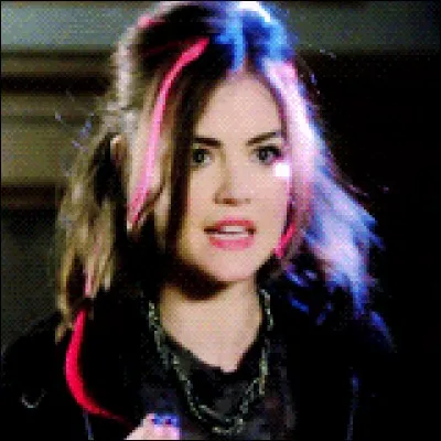 Dans un flashback de la saison 3, avec qui Aria saccage-t-elle le bureau de son père ?