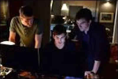 Dans le dernier épisode de la saison 5, qui les Liars découvrent-elles qu'il/qu'elle est vivant/vivante ?