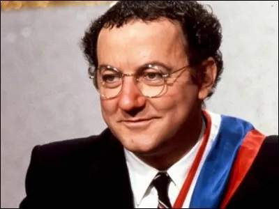 La candidature de Coluche pour la présidentielle de 1981 est restée dans les mémoires. De combien d'intentions de vote était-il crédité dans les sondages ?