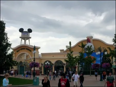Dans quelle ville se trouve Disneyland Paris ?