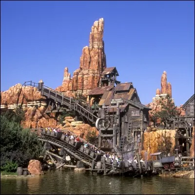 Combien d'attractions y a-t-il en tout dans Disneyland Paris ?