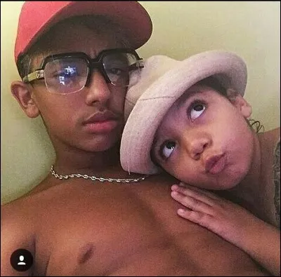 Leurs deux surs s'appellent...