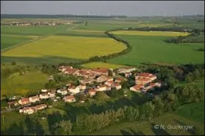 Petit village de l'ancienne région Lorraine, peuplé de 88 habitants, Donjeux se situe dans le département ...