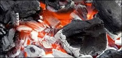 Quand ma voisine fait un barbecue, on ne sait jamais comment le feu naît mais elle donne le tout pour la braise !