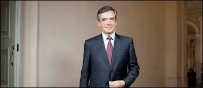 L'homme politique possède un beau costume. Il immite les riches.