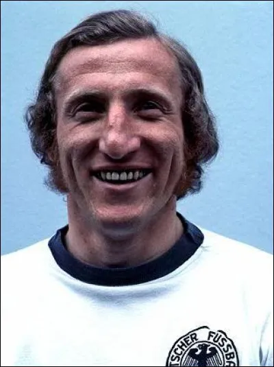 Hans-Georg Schwarzenbeck est né à Munich et a joué au Bayern dans les années 70. Quel joueur n'était pas à ses côtés dans cette équipe mythique ?