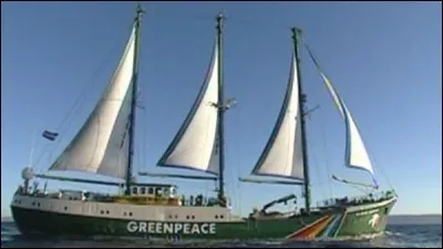 Quel célèbre bateau de Greenpeace a coulé en 1985 ?