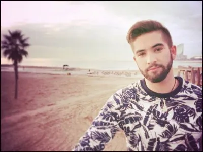 Quel est le titre de la biographie non officielle sortie sur Kendji en 2015 ?