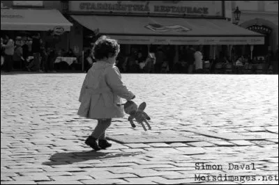 Vous trouvez une fille qui est perdue au milieu de la rue et qui pleure, elle recherche ses parents. Que faites-vous ?