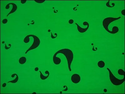 Quel accessoire le Sphinx a-t-il très souvent à la main ?