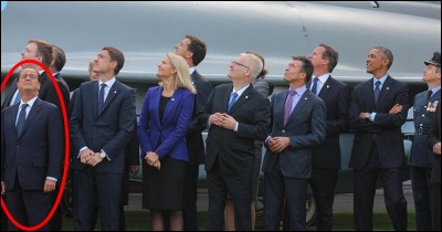 Mais que fait-il ? Le seul qui ne lève pas la tête comme les autres...

Où Hollande devrait-il diriger son regard s'il était un président normal ?