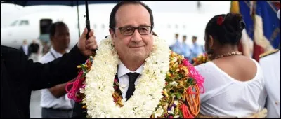 Il est content, il est tout décoré ! Nous connaissons son affection particulière pour les accessoires issus des cultures locales...

Dans quelle collectivité d'outre-mer française était-il en déplacement ?
Indice : sa capitale est Mata-Utu.

C'est bête, il n'a pas pu prendre le train pour y aller...