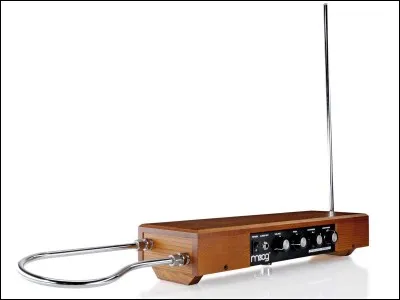 Parmi les films suivants, quel est celui dont la bande originale n'utilise pas le thérémine, instrument caractéristique des films de SF ?