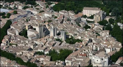 UZES - Dans l'arrondissement de laquelle de ces villes se situe cette commune du sud de la France ?