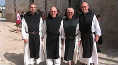 Les huguenauds adorent tromper les papistes mais dans ce monasterre, ils ont lassé la pitiée des moines.