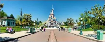 Quelle est la YouTubeuse qui a d&eacute;j&agrave; travaill&eacute; &agrave; Disney Land ?