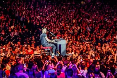 À quelle chanson appartiennent ces paroles : "je me rappelle le jour, où je t'ai vue mon amour" ?