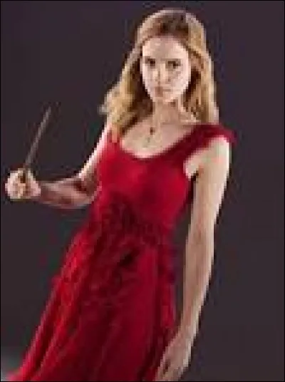 Comment est habillée Hermione, à une cérémonie ?