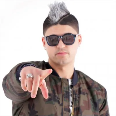 Comment s'appelle le rappeur qui chante "Lavita Solomia" ?