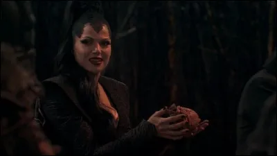 Épisode 2 : Pour lancer le Sort Noir, de qui la Méchante Reine arrache-t-elle le cur ?