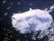 Indice : Petite &icirc;le norv&eacute;gienne inhabit&eacute;e parmi les plus isol&eacute;e du monde (terre la plus proche &agrave; 1600 km) :