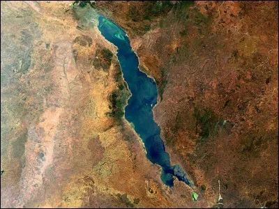 Comment s'appelle le grand lac qui occupe 20% de la superficie du pays ?
