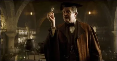 Que doivent préparer les étudiants durant le premier cours du professeur Slughorn ?
