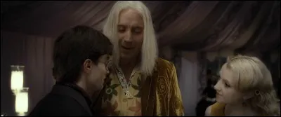 Qu'est-ce qui se trouve devant la maison de Xenophilius Lovegood ?