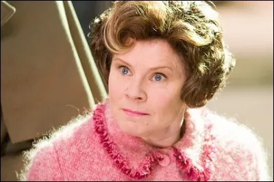 Dans le film "Harry Potter et l'Ordre du Phénix", quel est le nom du groupe d'élèves que Dolores Ombrage recrute pour maintenir l'ordre à Poudlard ?