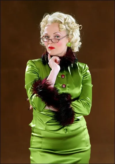 Dans le film "Harry Potter et la Coupe de feu", où Rita Skeeter emmène-t-elle Harry pour l'interviewer ?