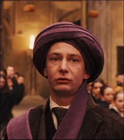 Dans le film "Harry Potter à l'école des sorciers", que fait le professeur Quirrell après avoir annoncé qu'il y avait un troll dans le donjon ?