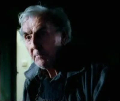 Dans le film "Harry Potter et la Coupe de feu", que fait Frank Bryce au moment où il remarque qu'il y a de la lumière dans la maison des Jedusor ?